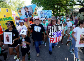 Uvalde: Video muestra a policías en escuela durante masacre