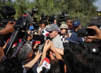 Aceleran labores de rescate de 10 mineros atrapados por derrumbe en México