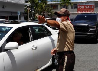 Arrestan a un hombre desnudo sobre el techo de una iglesia en Puerto Rico