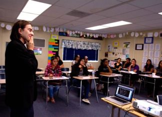 Casi 1.300 «soñadores» reciben becas para educación universitaria