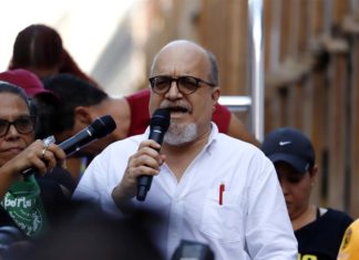 Cientos de personas protestan contra la empresa eléctrica de Puerto Rico