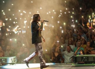 Juanes llega a los 50 sin nostalgia, con una biografía y un álbum en camino