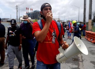 Protestan en San Juan contra ente fiscal y empresa eléctrica de Puerto Rico