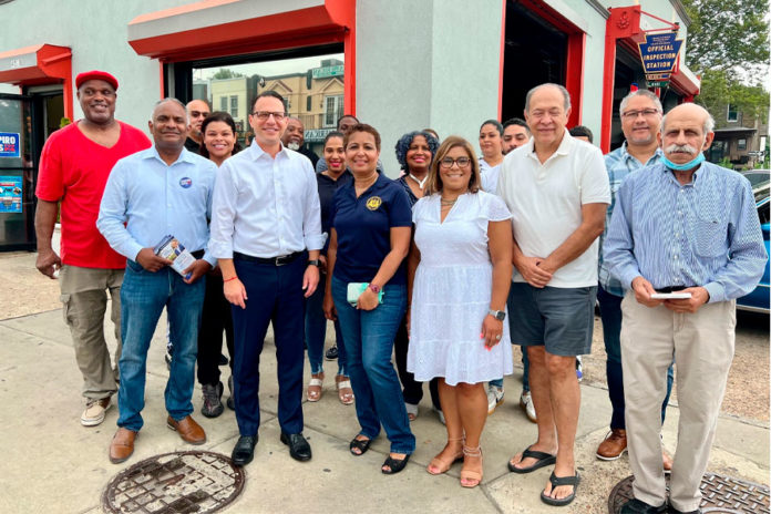 Shapiro-escucha-algunas-demandas-latinas-y-hace-promesas-1