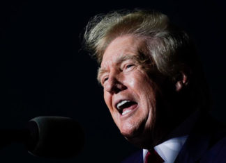 Trump dice que el FBI registra su finca Mar-a-Lago