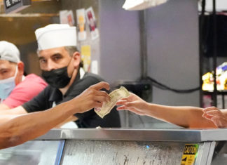 Inflación mayorista en EEUU baja por 1ra vez en dos años