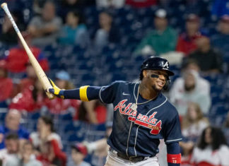 Acuña entrega al final y Bravos vencen a Filis en la 11ma