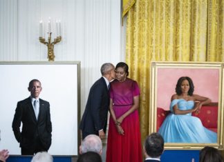 Barack y Michelle Obama revelan sus retratos oficiales entre bromas y vítores