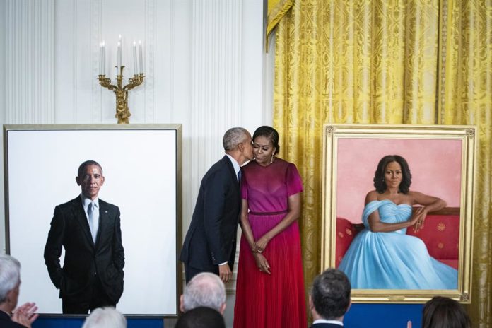 Barack y Michelle Obama revelan sus retratos oficiales entre bromas y vítores 1