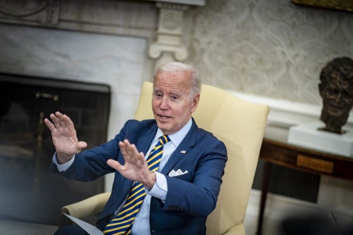 Biden promete a Puerto Rico ayuda sustancial para abordar el daño del huracán
