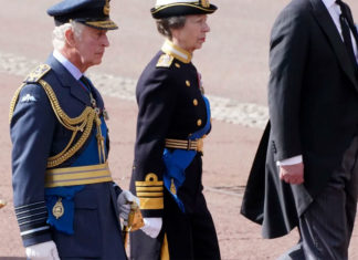 Despidos y quejas: El rey Carlos III está bajo escrutinio