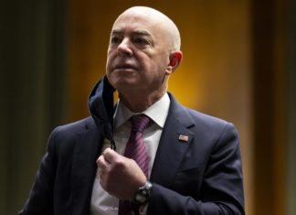 El Gobierno de EEUU relaja la norma de «carga pública» para inmigrantes