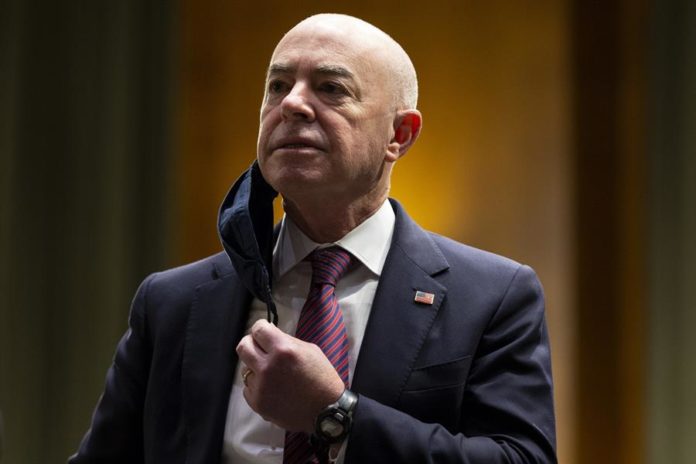 El Gobierno de EEUU relaja la norma de carga pública para inmigrantes