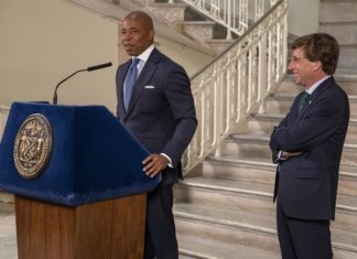 El alcalde de Nueva York visita San Juan y Cabo Rojo tras el paso de Fiona