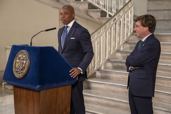 El alcalde de Nueva York visita San Juan y Cabo Rojo tras el paso de Fiona