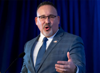 El secretario Cardona defiende plan de condonación de la deuda estudiantil