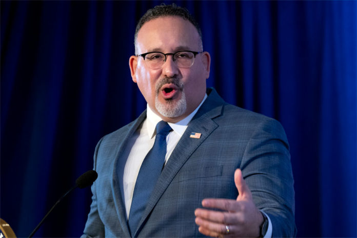 El-secretario-Cardona-defiende-plan-de-condonación-de-la-deuda-estudiantil