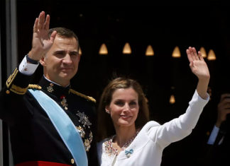 España: Reflectores enfocan reina Letizia que cumple 50 años
