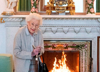 Familia se apresura a estar con la reina Isabel, médicos preocupados por su salud