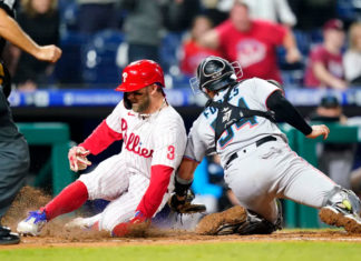 Harper anota con un regalo y Filis superan a Marlins