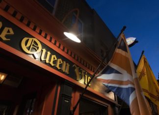 Madrugón y ginebra para despedir a Isabel II desde el otro lado del charco