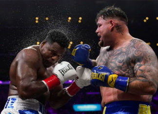 Ruiz gana a Ortiz por decisión en pelea de pesos pesados