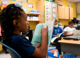 Estudios revelan impacto negativo del COVID-19 en la educación y la esperanza de vida en EEUU