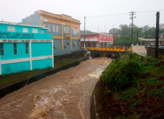 Fiona azotó Puerto Rico con inundaciones, deslaves y cortes eléctricos