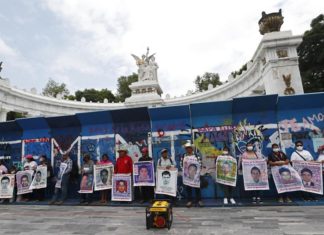 Padres de Ayotzinapa piden justicia un día antes del octavo aniversario