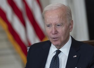 Biden vota por adelantado en Delaware, mientras activistas de Filadelfia le reclaman por sus políticas migratorias