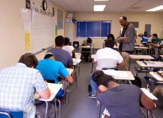 Escuela de California sanciona a estudiantes por recrear subasta de esclavos