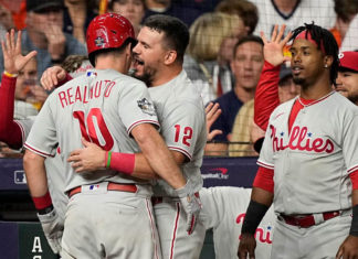 Filis abren Serie Mundial con triunfo ante Astros en la 10ma