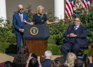 La primera dama de EEUU pide unidad contra el cáncer de mama en Florida