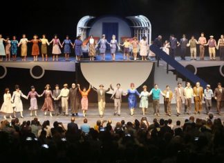 Obra puertorriqueña «La guagua aérea» viaja del cine y aterriza en el teatro