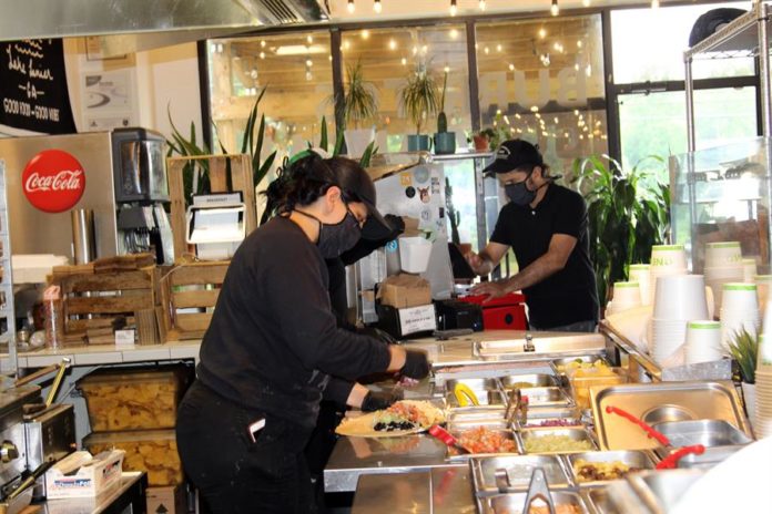 Propietarios de pequeñas empresas hispanas en EEUU son optimistas para 2023