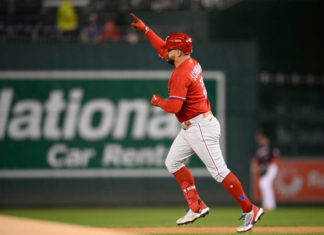 Schwarber pega 2 jonrones; Filis dividen doble tanda