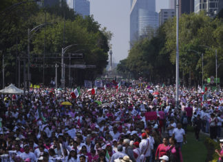 Miles de mexicanos marchan contra reforma electoral y AMLO