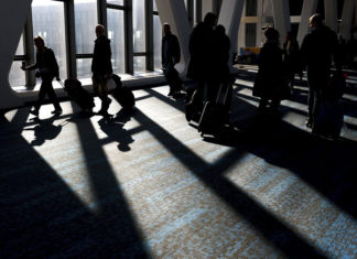 Comienza fuerte temporada de viajes de feriados en EEUU