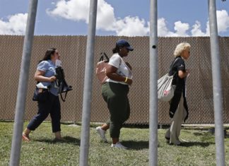 Activistas urgen cierre de prisión para mujeres inmigrantes en Pensilvania