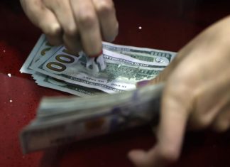 El peso mexicano sorprende y es la tercera moneda más apreciada ante el dólar
