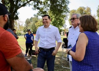 Hijo de campesinos migrantes busca hacer historia en elecciones al Congreso