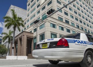 Hombre con una máscara de calavera mata a una mujer delante de dos niños