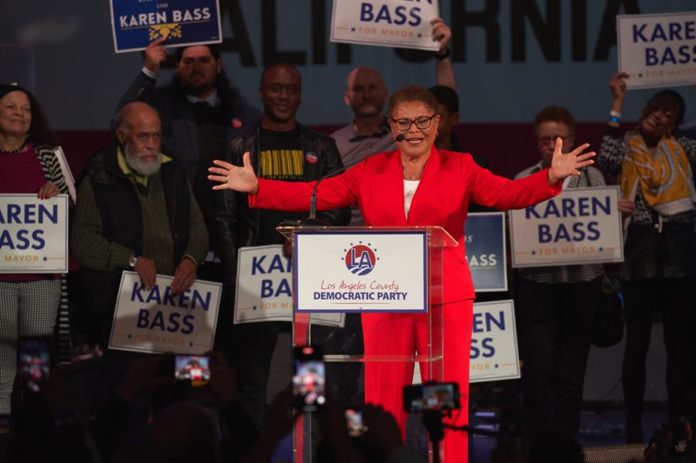 La demócrata Karen Bass hace historia al ganar la alcaldía de Los Ángeles
