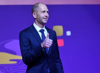 La selección de EEUU adorna en Catar su insignia con los colores del arcoíris