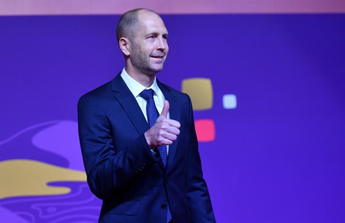 La selección de EEUU adorna en Catar su insignia con los colores del arcoíris