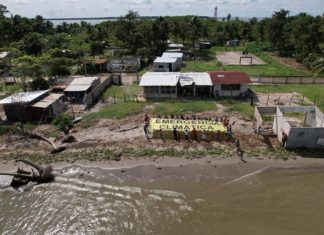 Surgen desplazados climáticos de un pueblo engullido por el mar en México