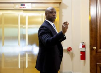 Primeros resultados sin sorpresas en los fortines republicanos y demócratas