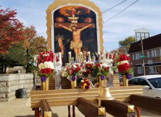 El Cristo Morado recorre en procesión las calles del noreste de Filadelfia
