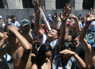 Selección argentina, forzada a sobrevolar mar de gente