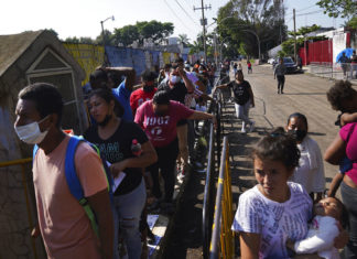 Migrar con papeles: el turbio negocio para cruzar México